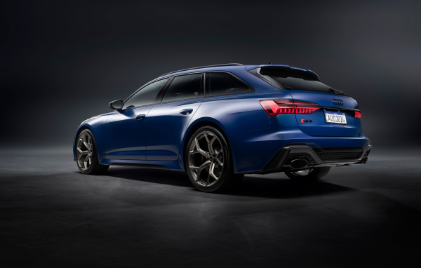 Автомобиль Audi RS 6 Avant Legacy 2024 года вид сзади