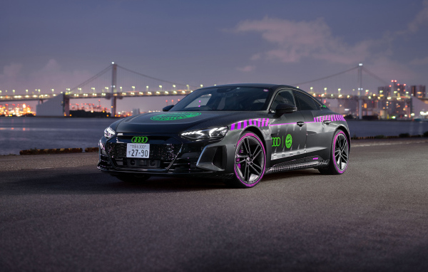 Автомобиль Audi RS E-Tron GT FC Bayern Concept вечером