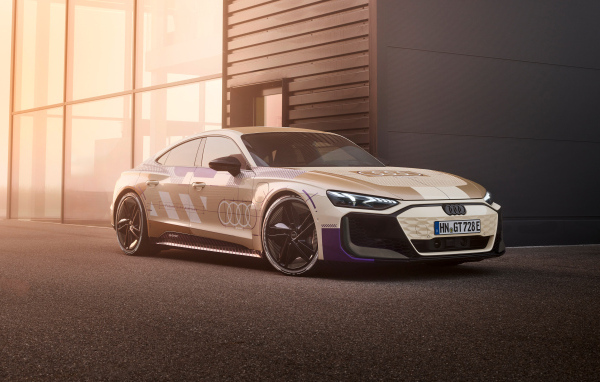 Автомобиль Audi RS E-Tron GT Prototype  у здания