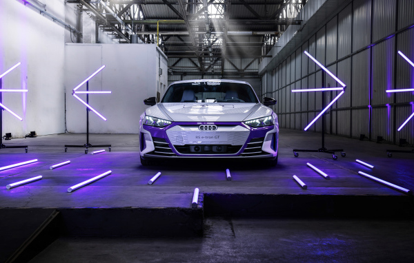 Скоростной автомобиль Audi RS E-Tron GT