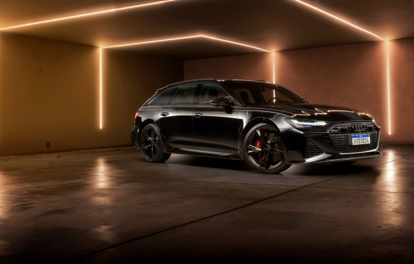 Черный автомобиль Audi RS 6 Avant Performance 2024 года