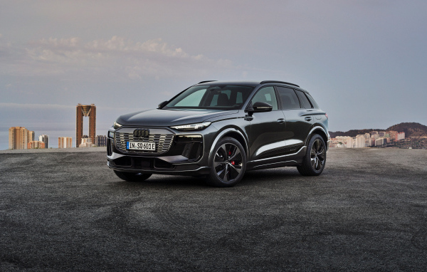 Черный автомобиль Audi SQ6 E-Tron 2024  года