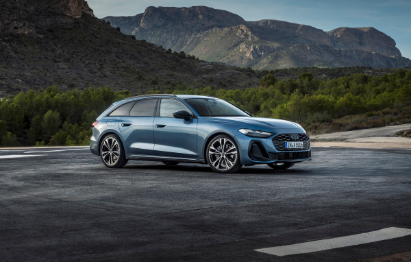 Синий автомобиль Audi A5 Avant TFSI quattro S line 2024 года на фоне гор