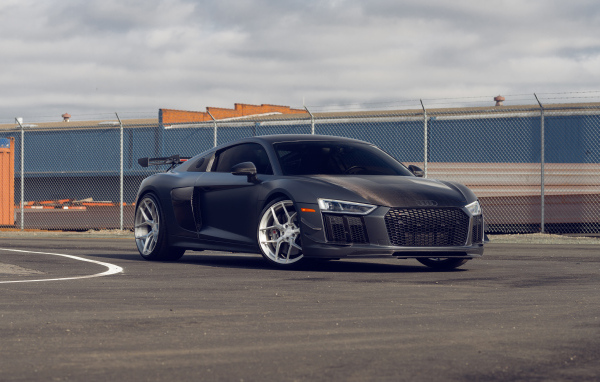 Быстрый стильный автомобиль Audi R8 Velgen Wheels