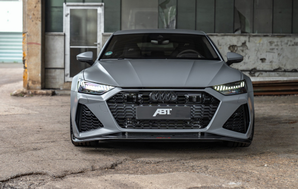 Вид спереди на серый автомобиль  ABT Audi RS7-S 2024 года