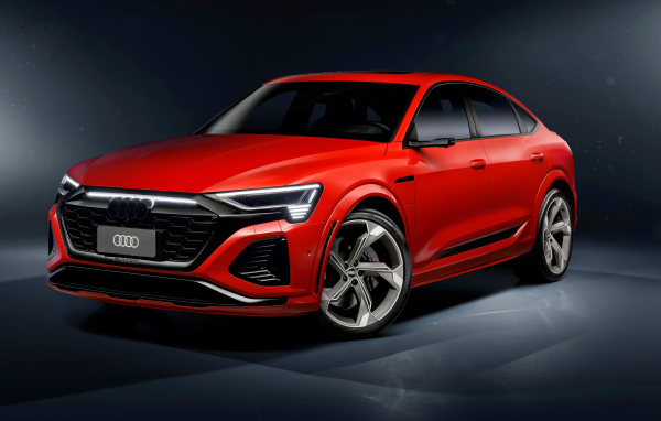 Вид спереди на красный автомобиль Audi SQ8 Sportback E-Tron Quattro 2024 года