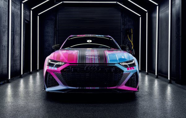 Разноцветный автомобиль Audi RS6  вид спереди