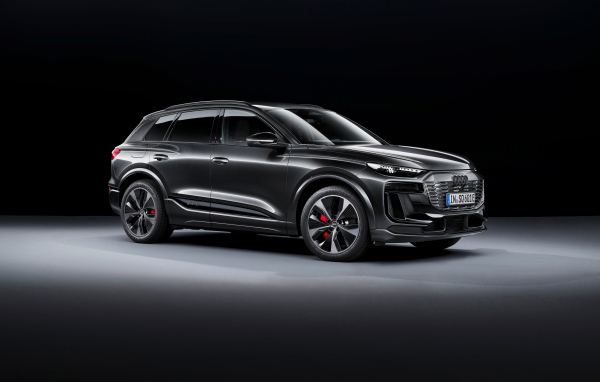 Презентация автомобиля  Audi SQ6 E-Tron 2024  года на черном фоне