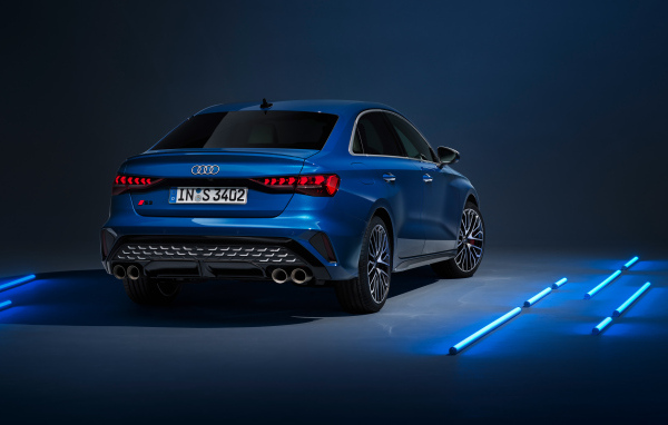Вид сзади на синий автомобиль Audi S3 Sedan 2024 года