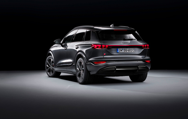 Вид сзади на автомобиль Audi SQ6 E-Tron 2024 года