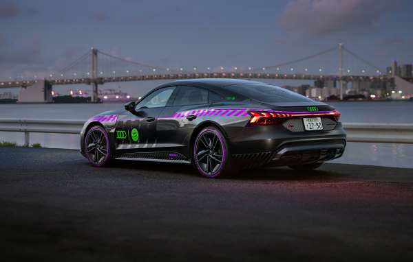 Вид сзади на автомобиль Audi RS E-Tron GT FC Bayern Concept