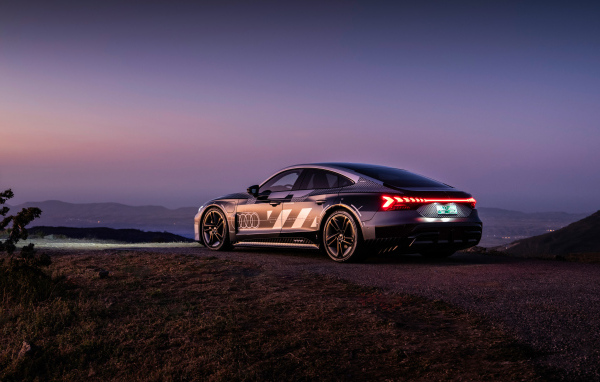 Вид сзади на автомобиль Audi RS E-Tron GT Prototype