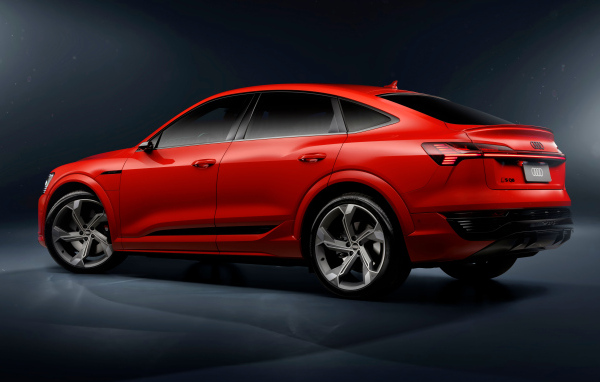 Вид сзади на красный автомобиль Audi SQ8 Sportback E-Tron Quattro 2024 года