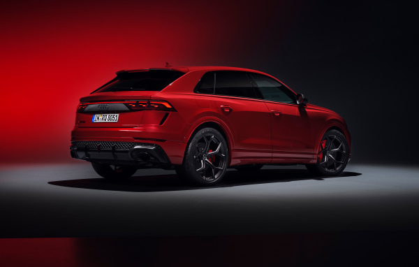 Красный автомобиль Audi RS Q8 performance 2024 года вид сзади