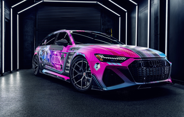 Вид сбоку на разноцветный автомобиль Audi RS6