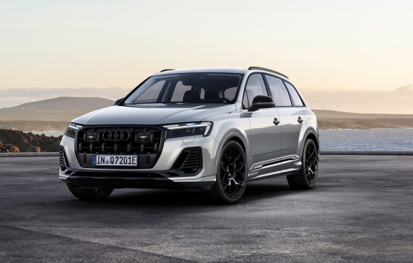 Серебристый автомобиль Audi Q7 55 TFSI E Quattro 2024 года