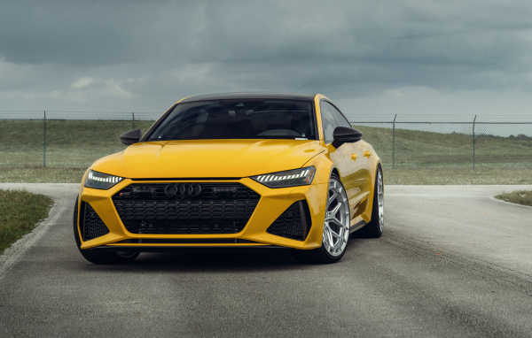 Желтый автомобиль Audi RS7 вид спереди