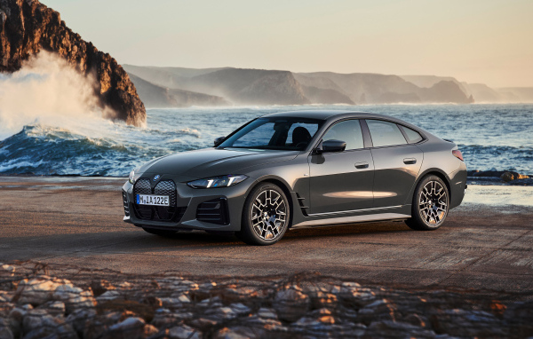 Автомобиль BMW I4 EDrive40 M Sport 2024 года у моря