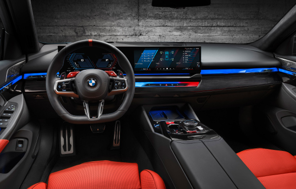 Салон автомобиля BMW M5 Touring 2024 года