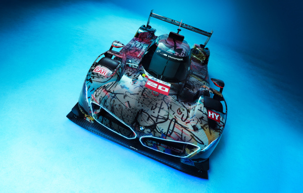 Автомобиль BMW Art Car By Julie Mehretu на голубом фоне