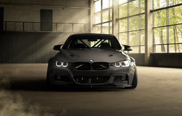 Автомобиль BMW F30 Widebody вид спереди