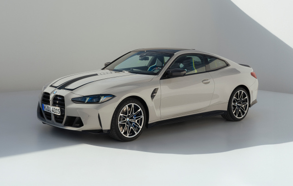Автомобиль BMW M4 2024 года на сером фоне