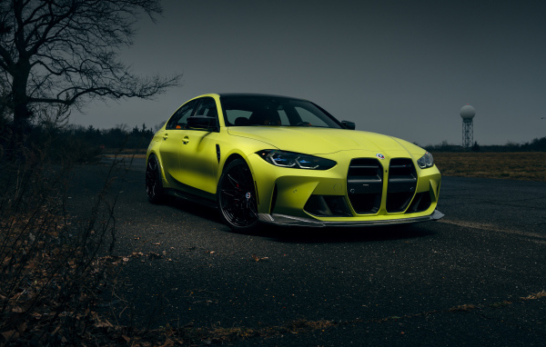 Красивый автомобиль  BMW M3 вечером