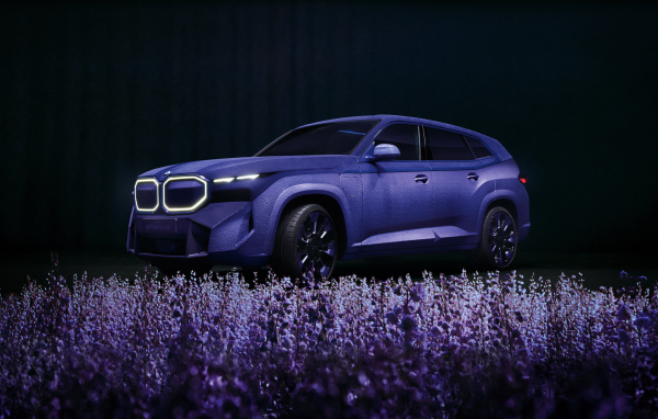 Красивый лавандовый автомобиль BMW XM Mystique Allure