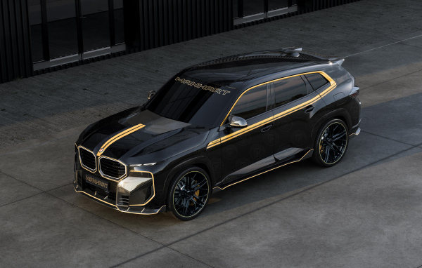 Черный автомобиль BMW XM Thor Regular Carbon Package 2024 года