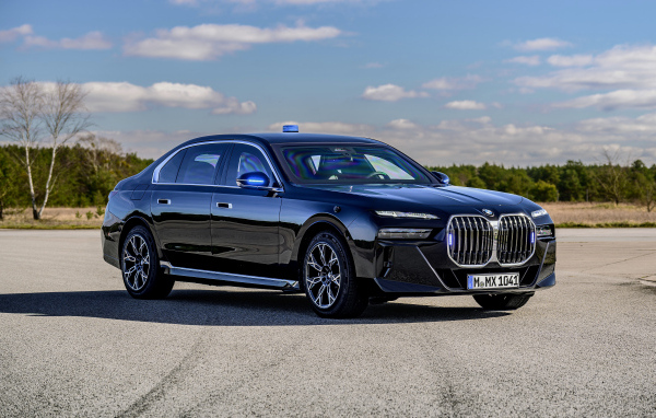 Черный автомобиль BMW I7 XDrive60 Protection 2024 года