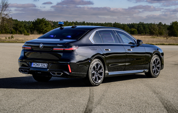 Черный автомобиль  BMW I7 XDrive60 Protection 2024 года вид сзади