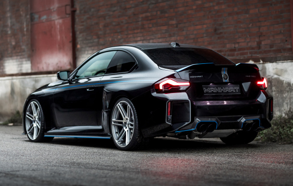 Черный автомобиль BMW M2 Manhart MH2 560 вид сзади