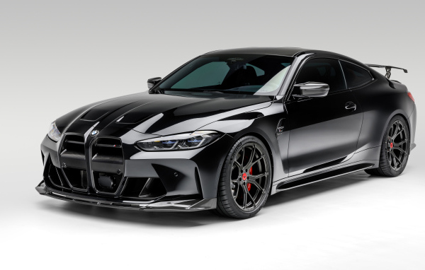 Черный автомобиль Vorsteiner BMW M4 VRS Carbon Aero Program