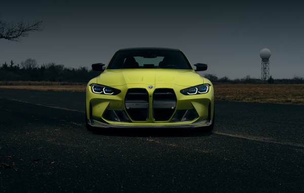 Вид спереди на автомобиль  BMW M3