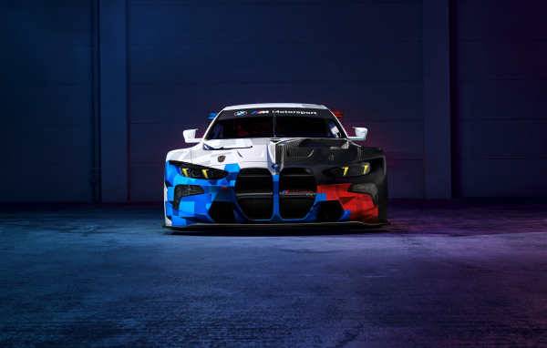 Вид спереди на автомобиль BMW M4 GT3 EVO