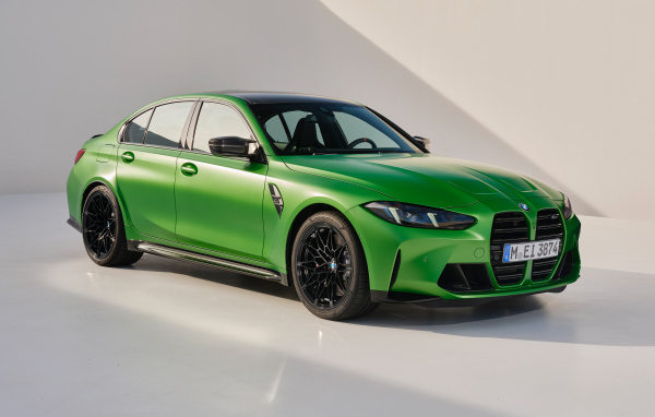 Зеленый автомобиль BMW M3 Competition 2024 года