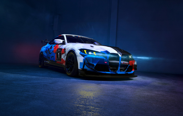 Гоночный разноцветный автомобиль BMW M4 GT4 EVO