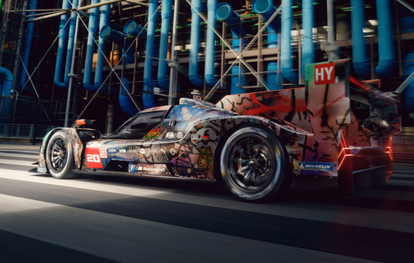 Вид сзади на автомобиль BMW Art Car By Julie Mehretu 2024 года