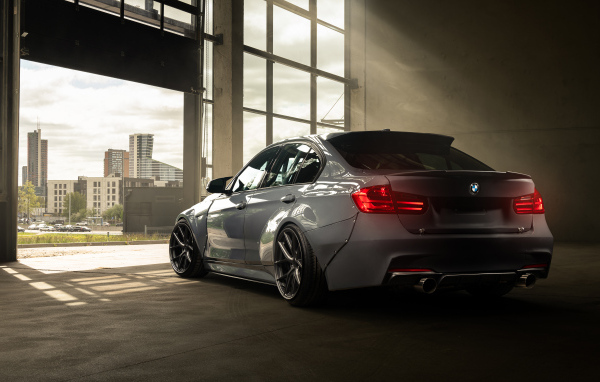 Вид сзади на автомобиль BMW F30 Widebody