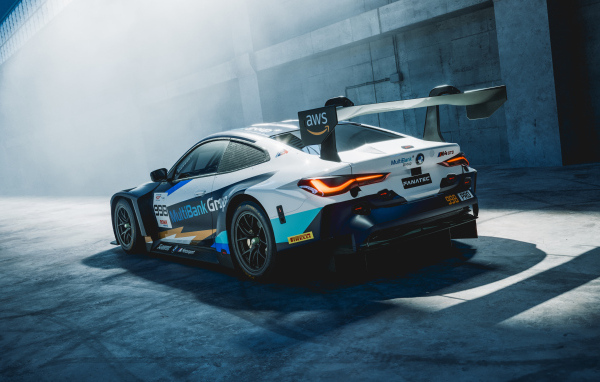 Вид сзади на гоночный автомобиль BMW M4 GT3 Endurance Cup