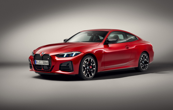 Красный автомобиль BMW M440i XDrive Coupé 2024 года