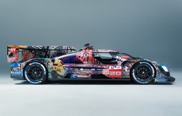 Вид сбоку на автомобиль BMW Art Car By Julie Mehretu