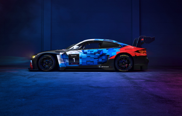 Вид сбоку на гоночный автомобиль BMW M4 GT3 EVO