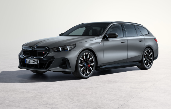 Серебристый автомобиль BMW I5 M60 XDrive Touring 2024 года