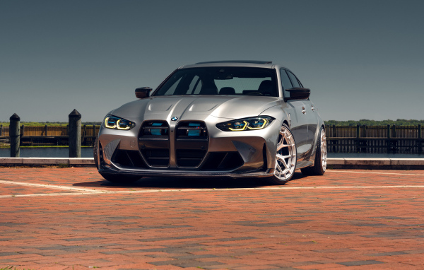 Серебристый автомобиль BMW M3