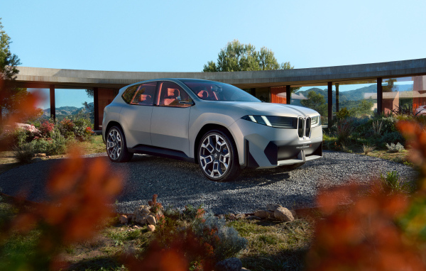 Серебристый автомобиль BMW Vision Neue Klasse X 2024 года