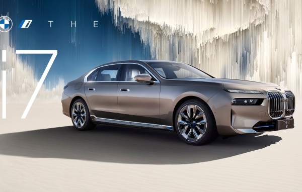 Стильный дорогой электромобиль BMW I7