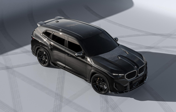 Вид сверху на черный автомобиль BMW XM Thor Forged Carbon Package 2024 года