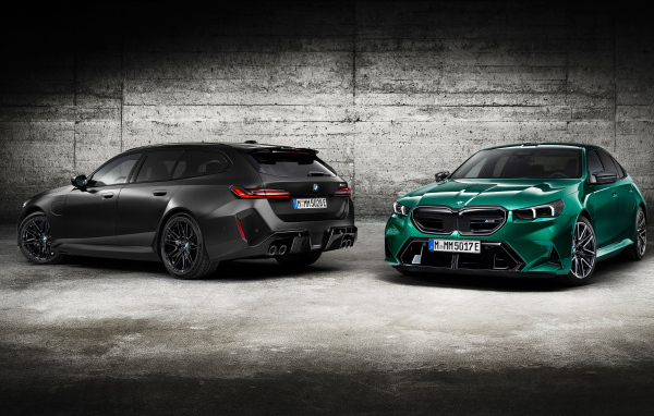 Два автомобиля BMW M5 2024  года у стены