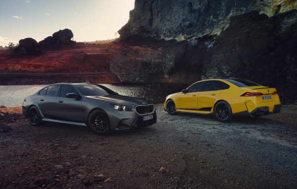 Два автомобиля BMW M5 M у скалы